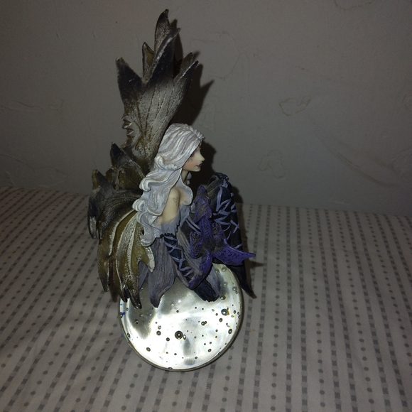 Fairy figurine on crystal ball - Picture 4 of 4